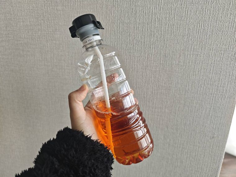 アニマル ペットボトルキャップをつけたペットボトルを使っている様子