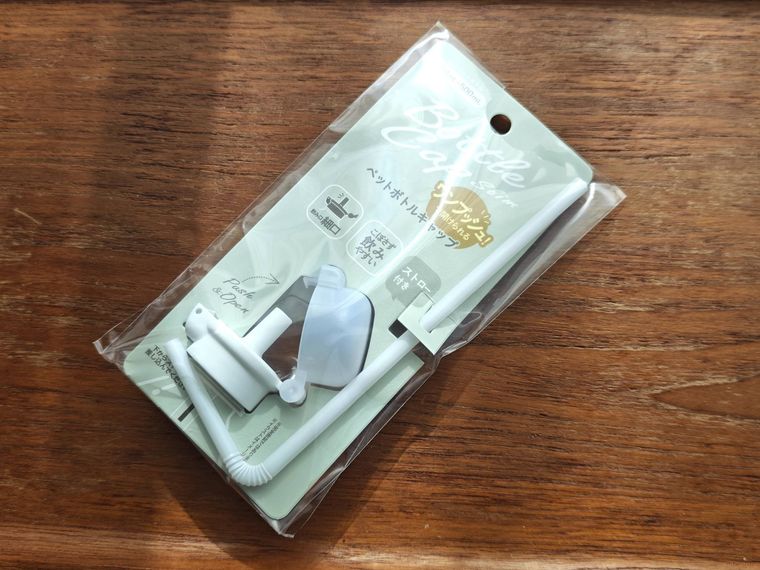 ペットボトルキャップが机の上に置いてある