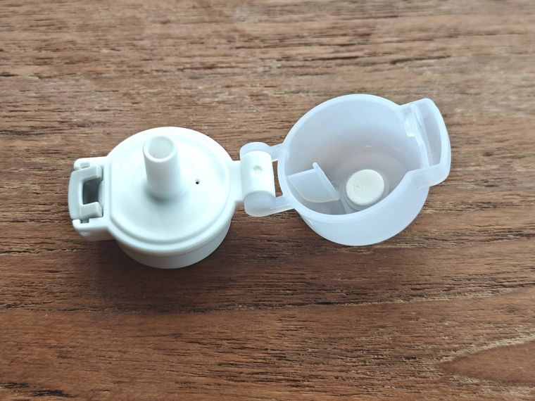 ペットボトルキャップが机の上に置いてある