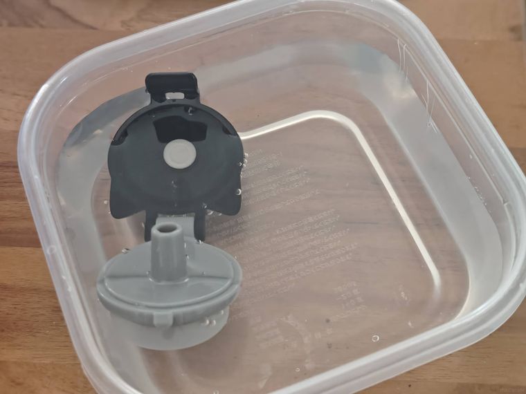 アニマル ペットボトルキャップを洗っている様子