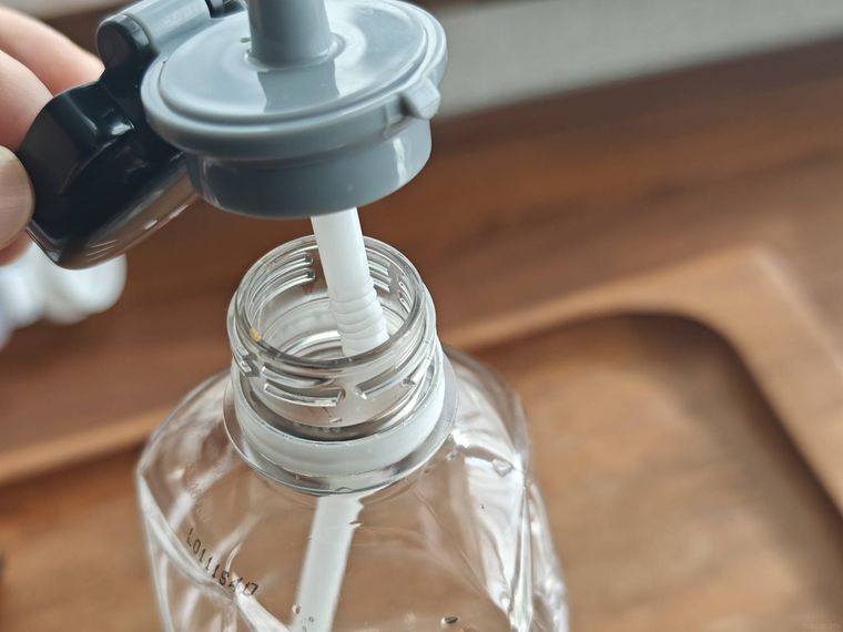 アニマル ペットボトルキャップを取り付けている様子