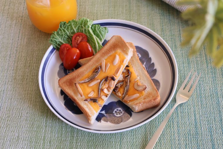 ナッツをのせたトースト