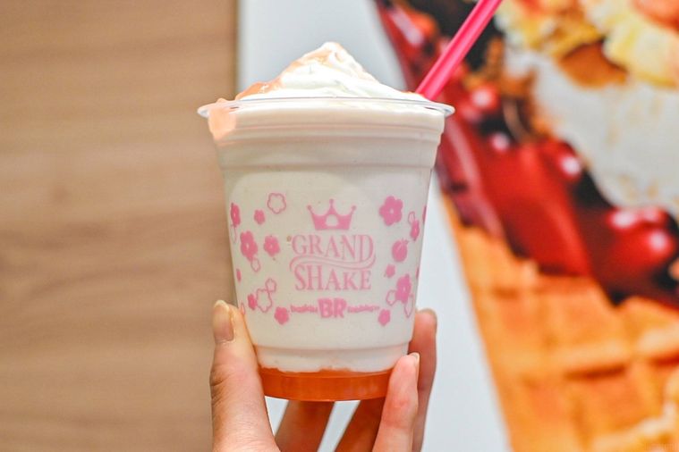 シェイクを持っているところ