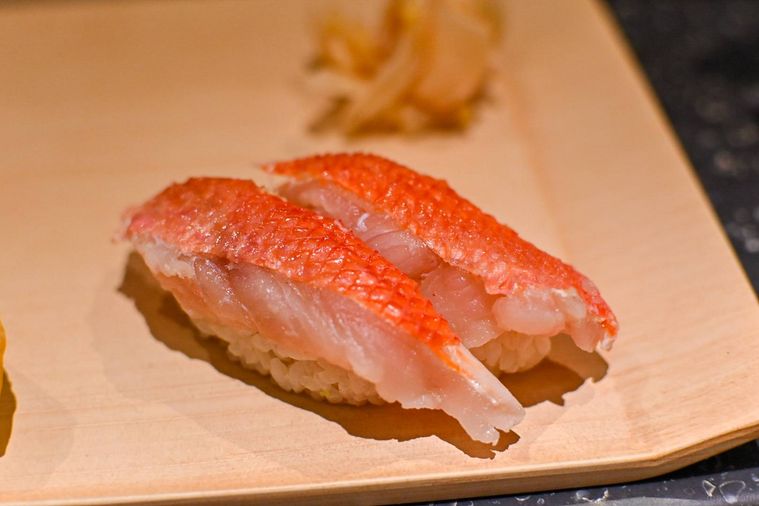 金目鯛の寿司のアップ