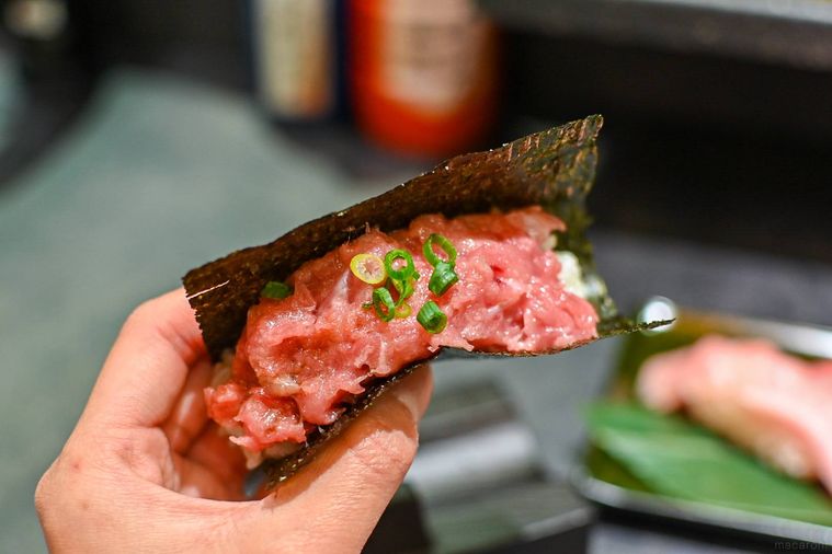 寿司を持っているところ