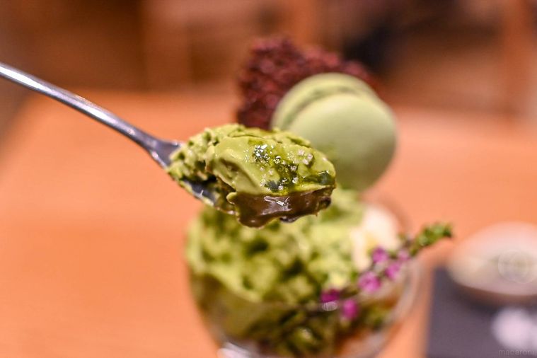 抹茶のアイスをスプーンですくっているところ