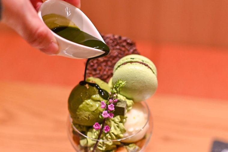 パフェにソースをかけているところ