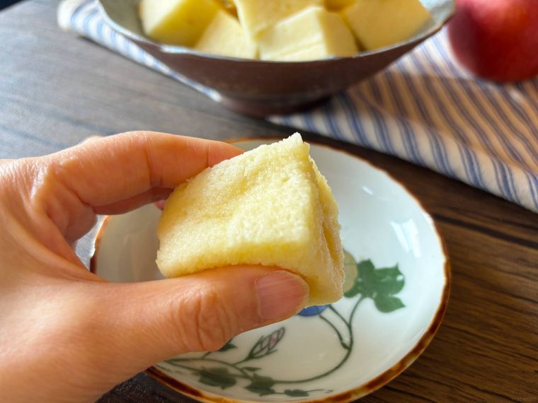 アップルマシュマロを手に持った様子