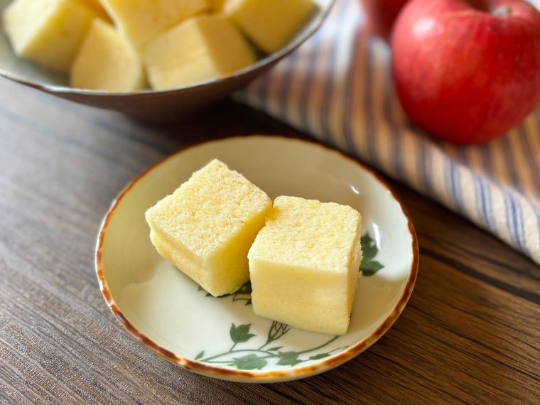 水色の器に盛られたアップルマシュマロを小皿に取り分けたもの