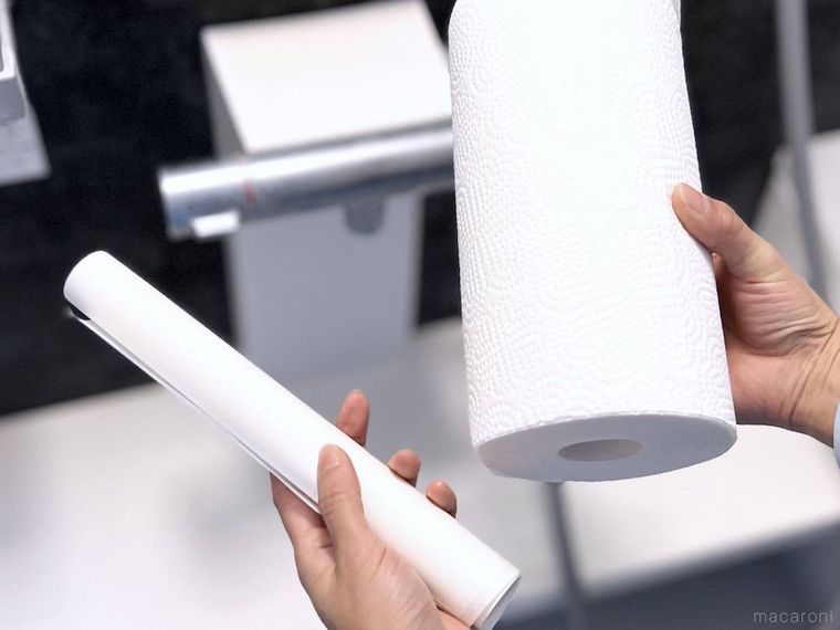 クッキングシートとキッチンペーパーを両手で持っている様子