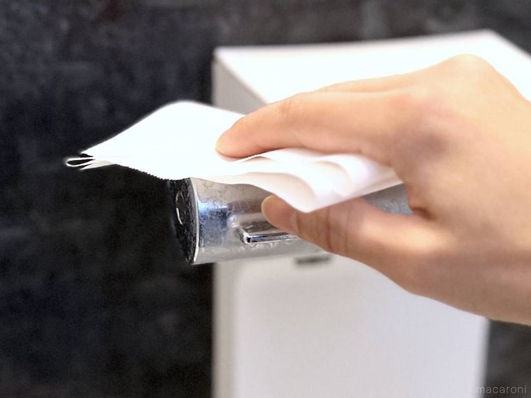 蛇口まわりをクッキングシートでこすっている様子