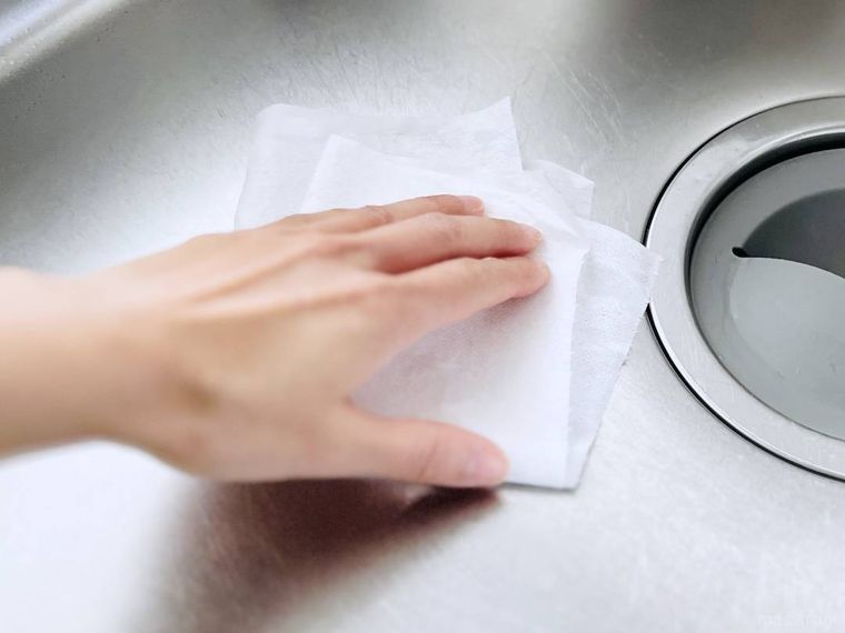 シンクの水気を拭き取っている様子