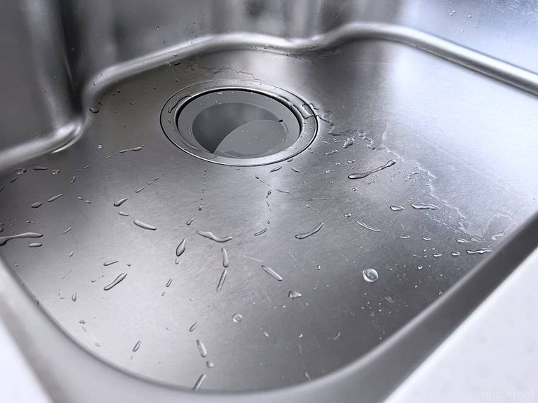 シンクの半面だけが水を弾いている様子
