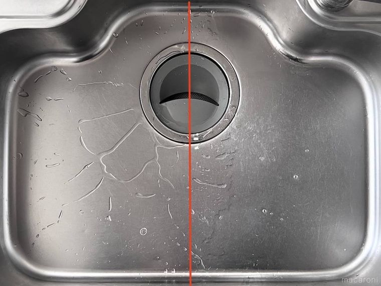 シンクの半面だけが水を弾いている様子