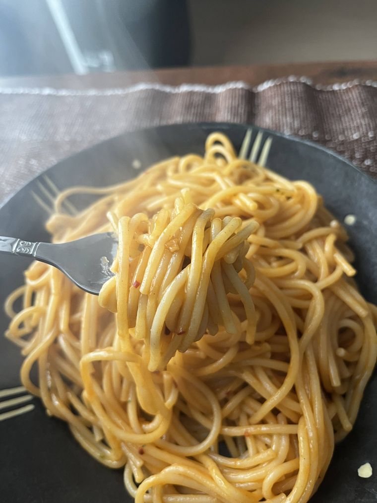 お皿に盛り付けた旨辛チーズクリームパスタ