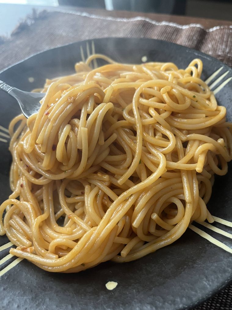 旨辛チーズクリームパスタに生クリームや追いチーズを追加