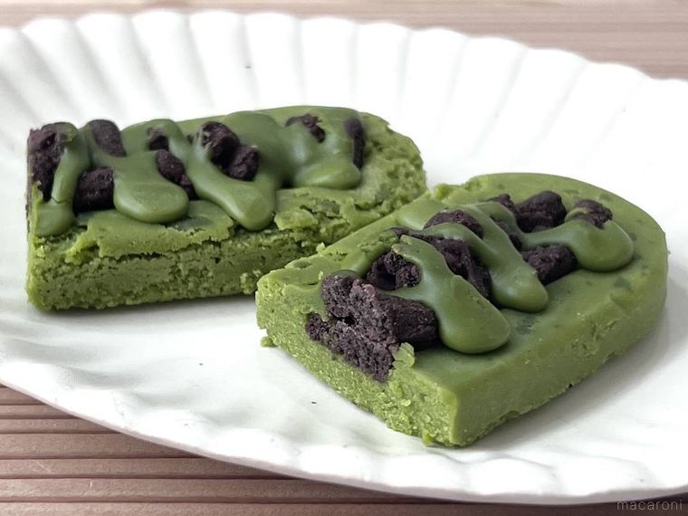 京都ブラックサンダー 宇治抹茶のガトーショコラを半分にカットした様子