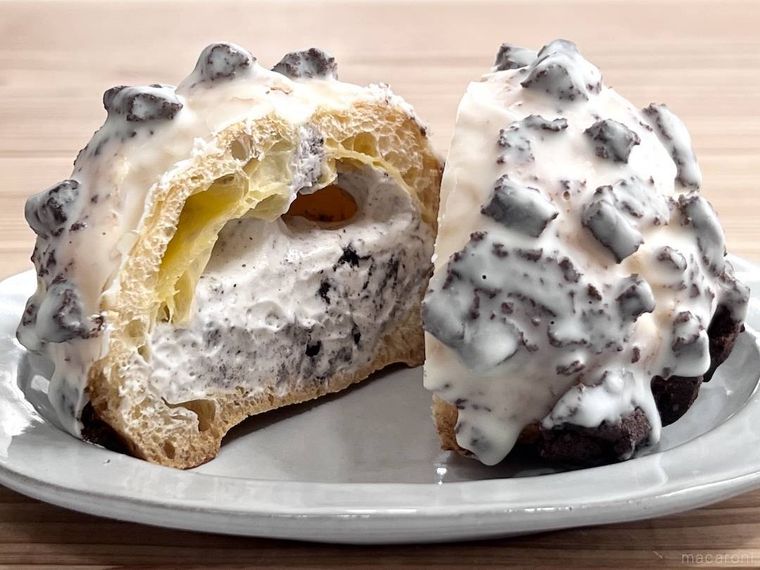 白いブラックサンダー クッキークリームシューを半分にカットした様子