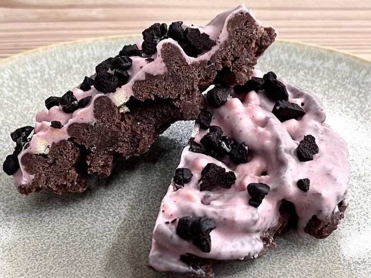 ピンクなブラックサンダー クッキードーナツいちごを半分にカットした様子