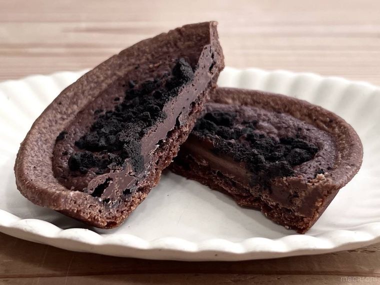 ブラックサンダー チョコタルトを半分にカットした様子