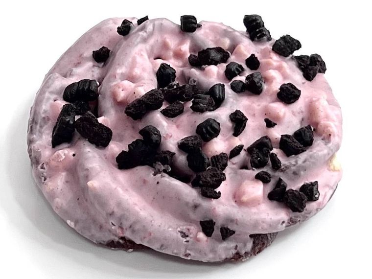 ピンクなブラックサンダー クッキードーナツいちごを皿に出した様子