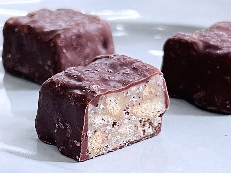 ブラックメロンパンダーひとくちサイズを半分に割った様子