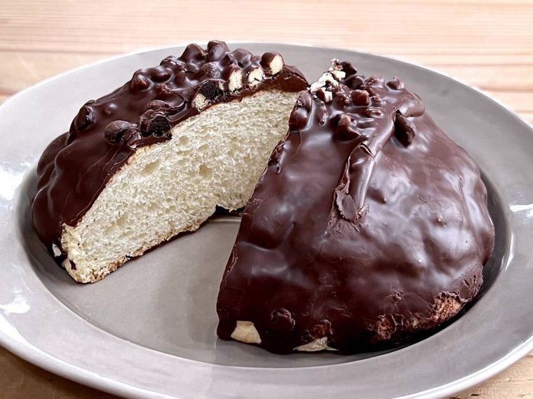 ブラックサンダー メロンパンを半分にカットした様子