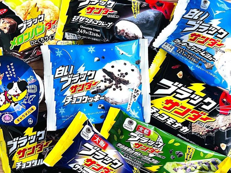 ファミリーマートとブラックサンダーのコラボ商品を並べた様子