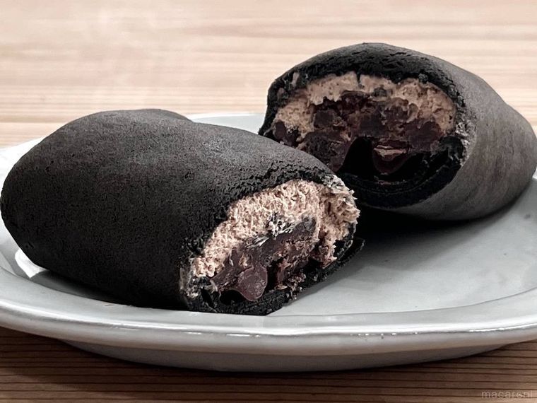 ブラックサンダー モチザクチョコクレープを半分にカットした様子