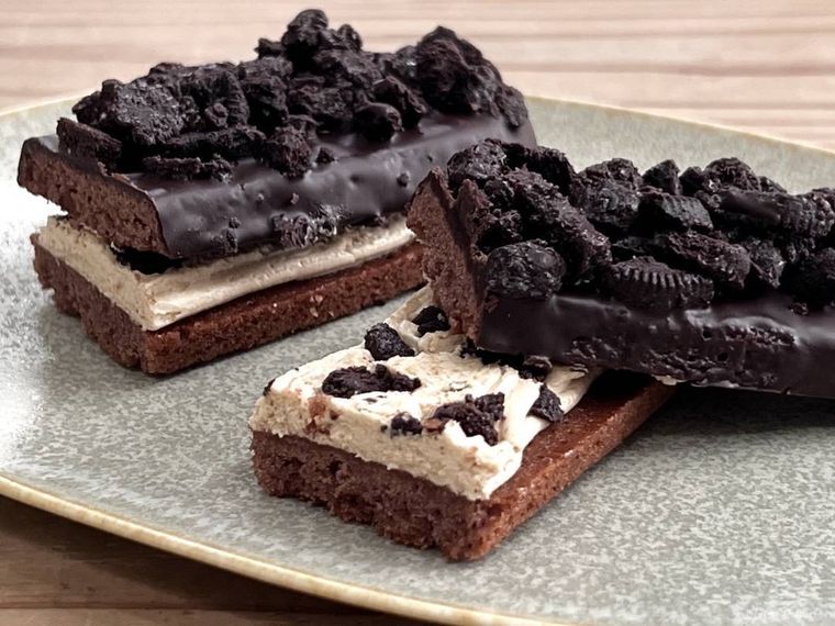 大阪ブラックサンダー ザクザクチョコクッキーサンドキャラメルを半分にカットした様子