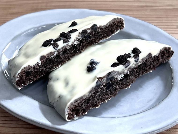 白いブラックサンダー チョコクッキーを半分にカットした様子