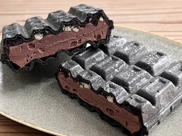 ブラックサンダーチョコモナカを半分に割った様子