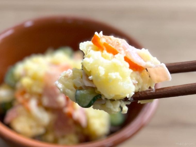 コーンポタージュの素で味付けをしたポテトサラダを箸で持ち上げている様子