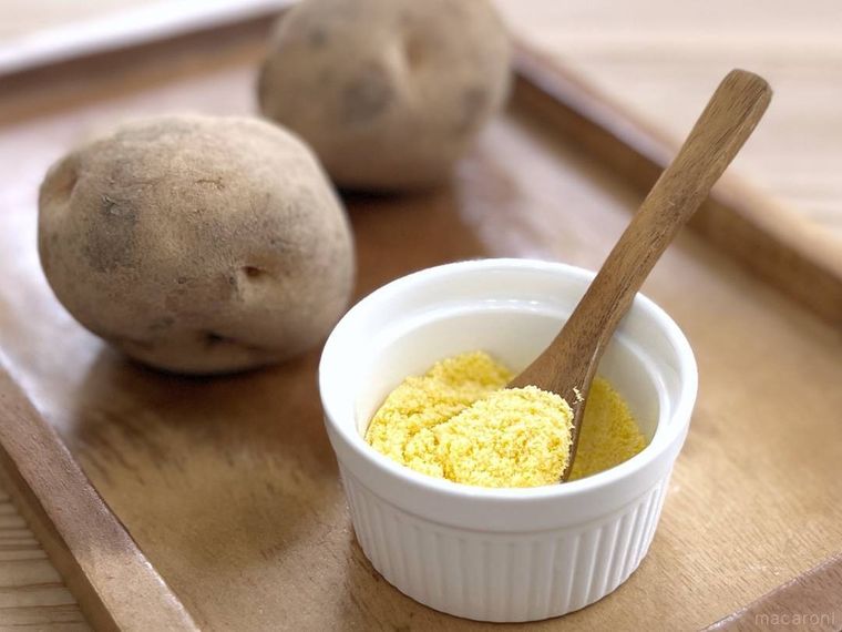 コーンポタージュの素とじゃがいもがお盆にのっている様子