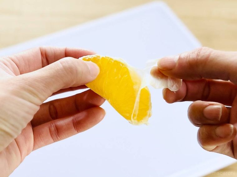 はっさくの薄皮を剥いている様子