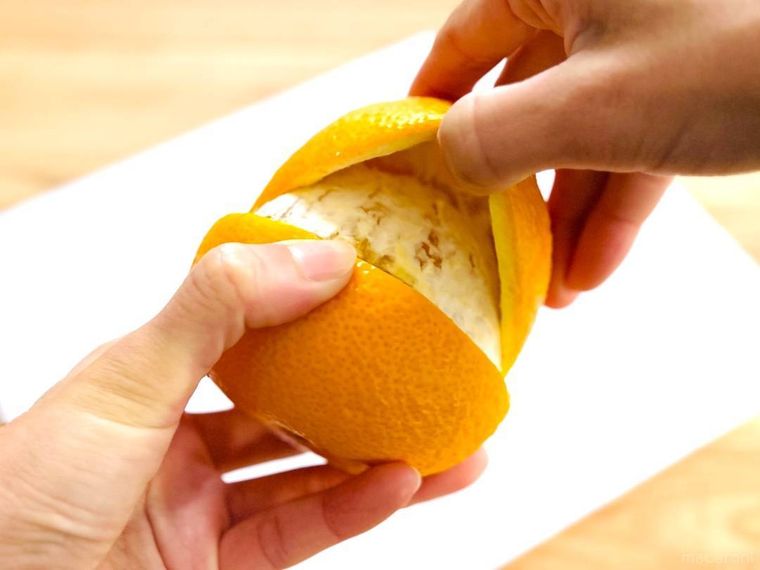 手ではっさくの皮を剥がしている様子