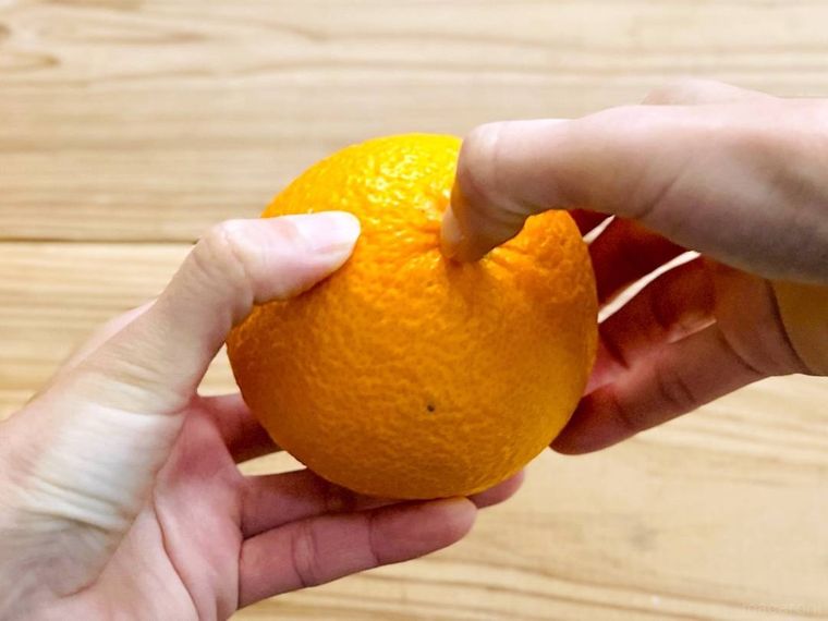 はっさくの皮を剥こうとしている様子