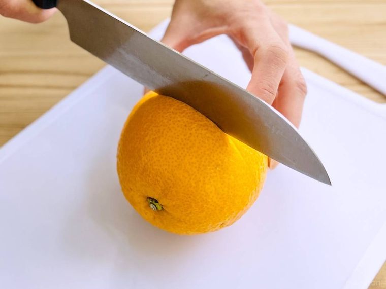 はっさくに切り込みを入れている様子