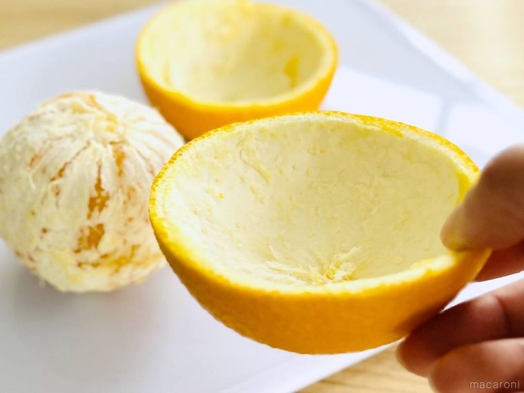 はっさくの皮を手で持っている様子