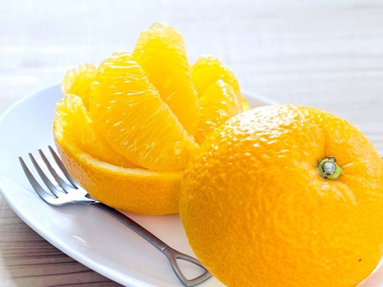 はっさくの皮に実を盛り付けた様子