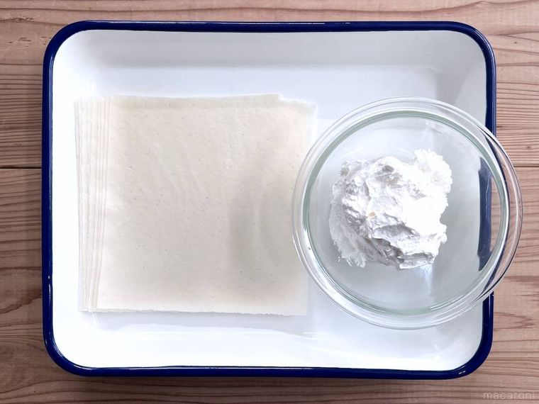 春巻きの皮とホイップクリームがバットにのっている様子