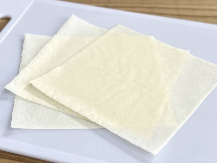 白いまな板の上に春巻きの皮がのっている様子