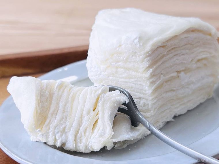 春巻きの皮とホイップクリームで作ったミルクレープをフォークで切った様子