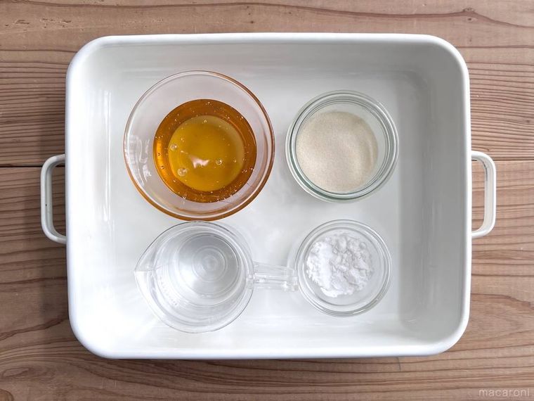 はちみつ、ゼラチン、水、片栗粉が白いバットにのっている様子