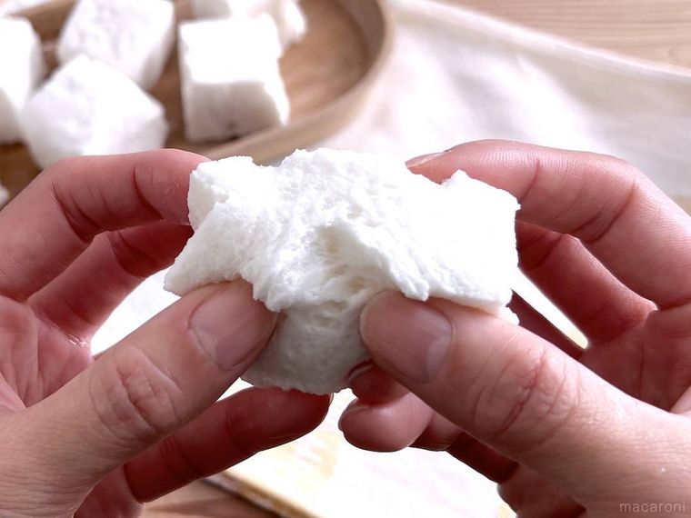 ハニー生マシュマロを手で割っている様子