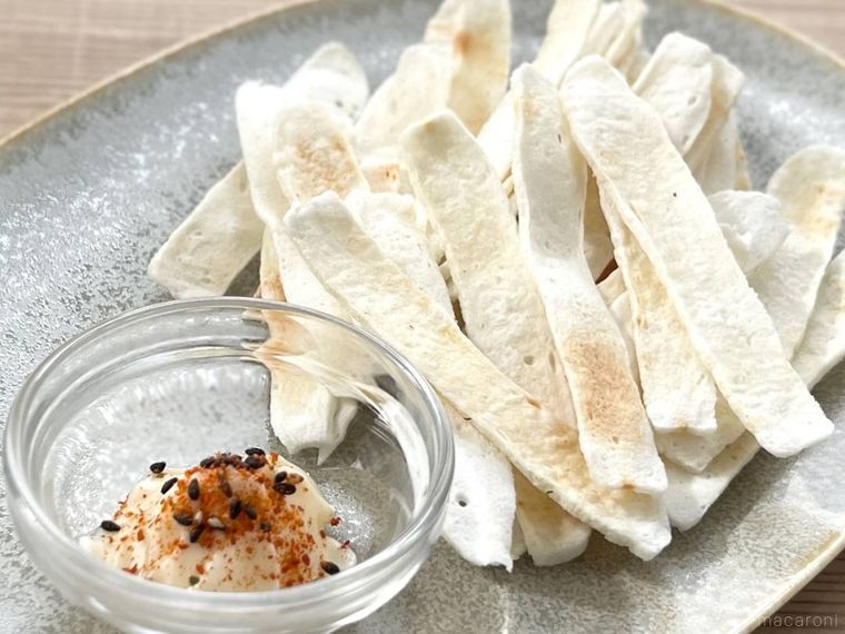 はんぺんチップスに七味マヨネーズを添えた様子