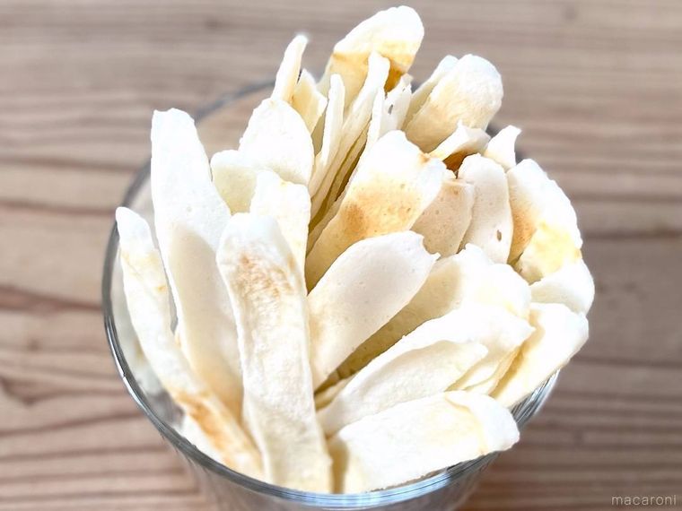 はんぺんチップスをグラスに盛り付けた様子