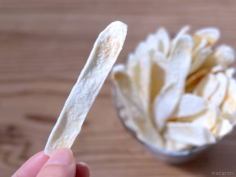 はんぺんチップスを手で持っている様子