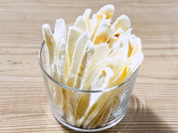 はんぺんチップスをグラスに盛り付けた様子