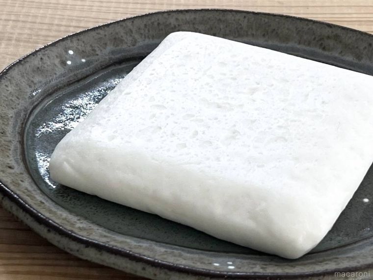 灰色の皿に盛られたはんぺん